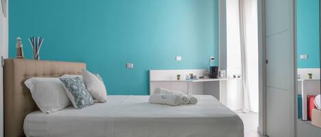 Standard dubbelrum - balkong | Värdeförvaringsskåp på rummet, skrivbord och mörkläggningsgardiner