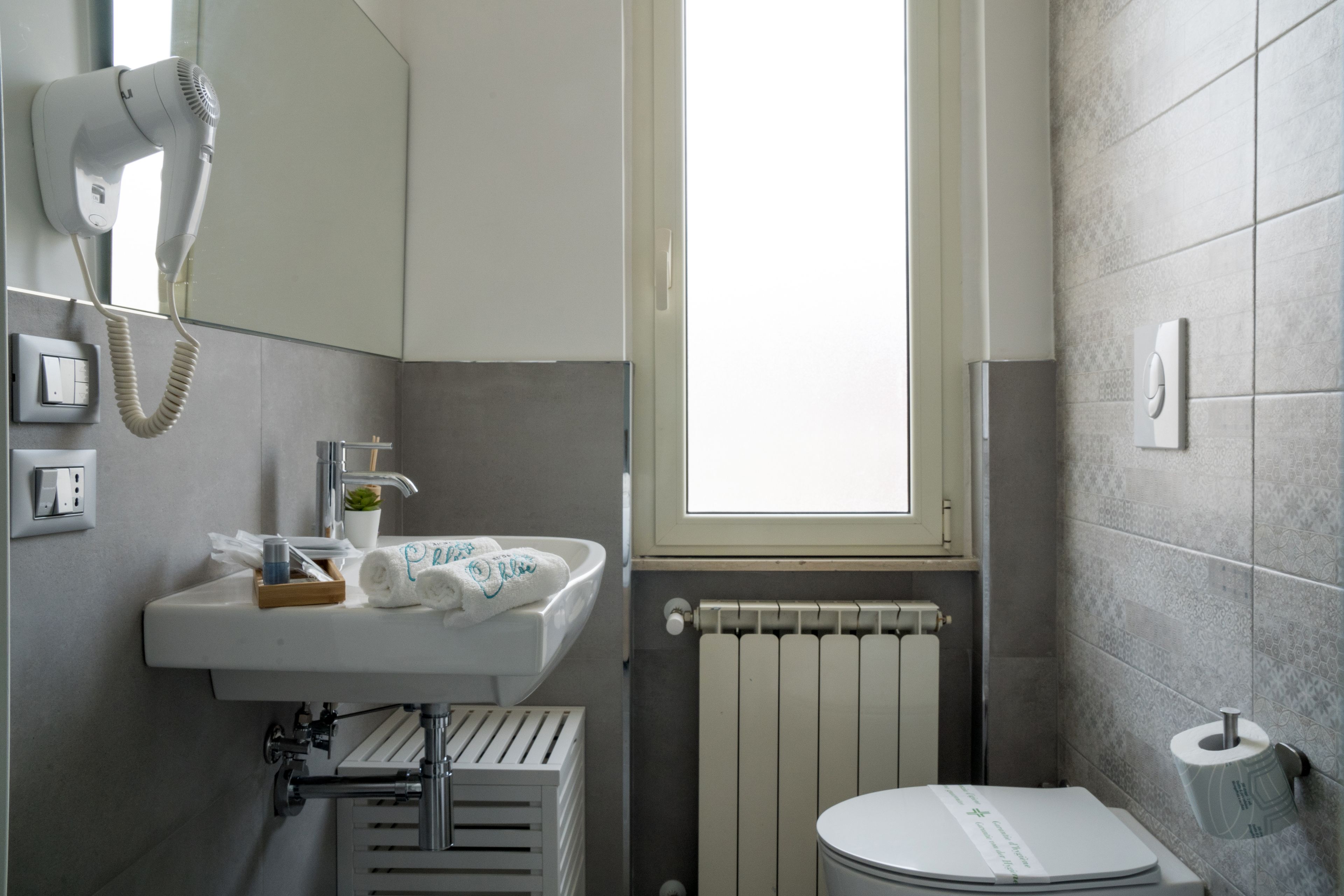 Doppia Standard, balcone | Bagno | Doccia, soffione a pioggia, set di cortesia gratuito, asciugacapelli