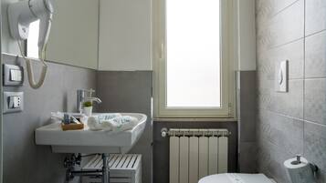 Doppia Standard, balcone | Bagno | Doccia, soffione a pioggia, set di cortesia gratuito, asciugacapelli