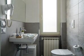 Habitación estándar doble, balcón | Baño | Ducha y cabezal de ducha tipo lluvia