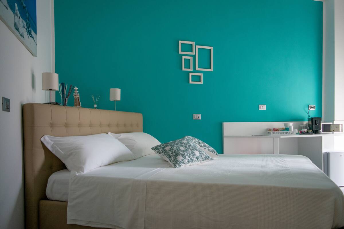 Habitación estándar doble, balcón | Caja fuerte, escritorio, cortinas opacas y wifi gratis
