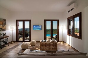 Villa Deluxe, 1 letto queen con divano letto, non fumatori, piscina privata | Area soggiorno | TV a schermo piatto