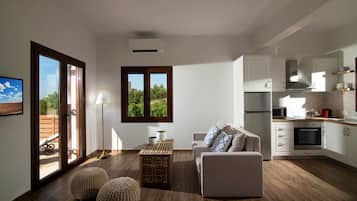 Deluxe villa, 1 queensize bed met slaapbank, niet-roken, privézwembad | Woonruimte | Een flatscreentelevisie