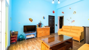 House (20PAX) | Living area | Flat-screen TV - Penghu Colorfish Homestay (Huxi)