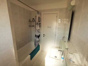 Duschwanne, Haartrockner, Handtücher, Toilettenpapier