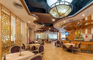 2 間餐廳；供應早餐、午餐、晚餐和早午餐