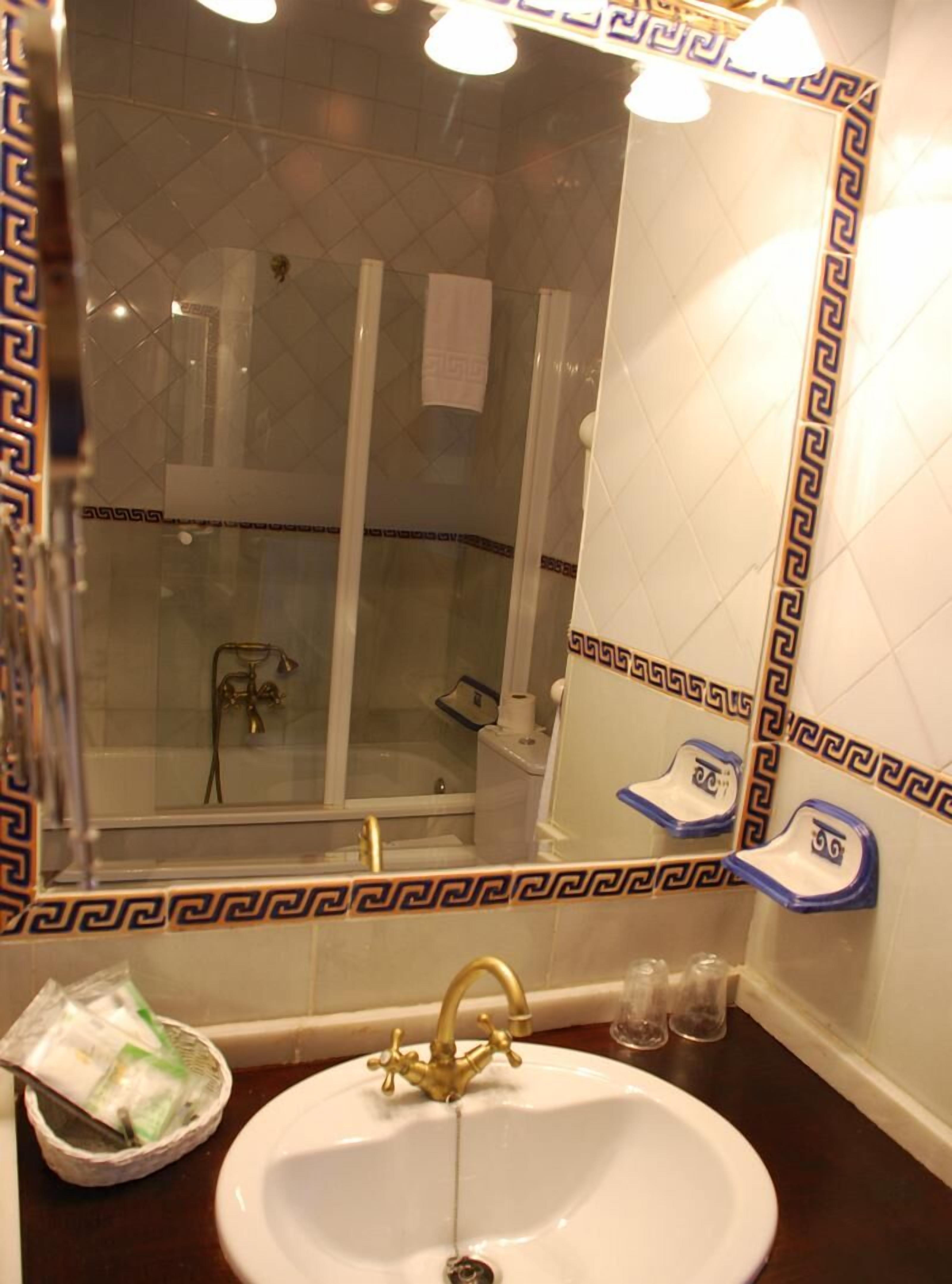 single room | bathroom | hair dryer, bathrobes, slippers, towels