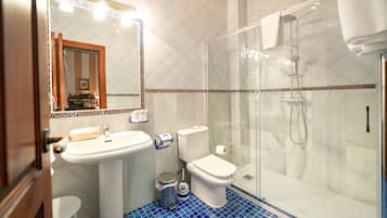 Superior-Zweibettzimmer | Badezimmer | Haartrockner, Bademäntel, Hausschuhe, Handtücher