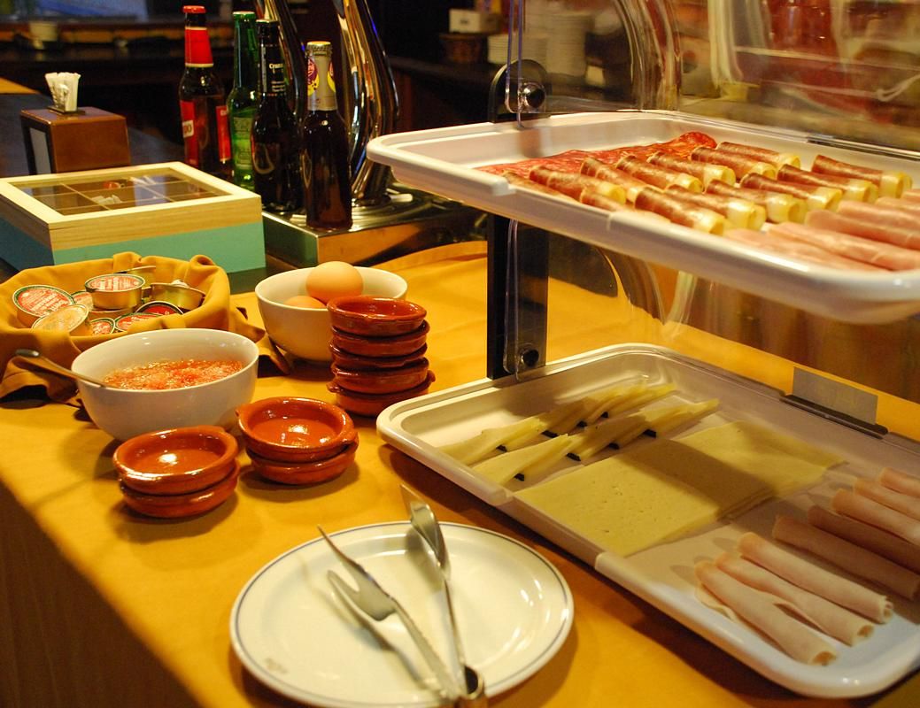 daily cooked-to-order breakfast (eur 6.50 per person)