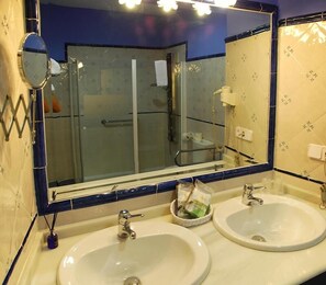 Superior Twin Room | Bathroom | Hair dryer, bathrobes, slippers, towels - Hotel Alvar Fañez (Úbeda)