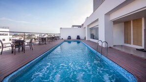 Una piscina cubierta (de 06:00 a 18:30), tumbonas