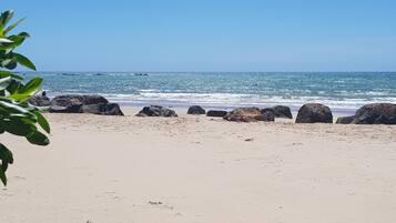 بالقرب من الشاطئ، رمال بيضاء