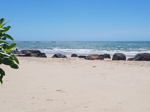 Nær stranden og hvit sand