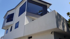 Un edificio moderno de varios pisos con amplios ventanales y techo plano.