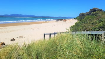 Nära stranden och vit sandstrand