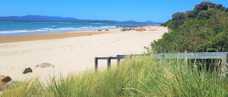 Una spiaggia nelle vicinanze, sabbia bianca