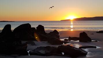 بالقرب من الشاطئ، رمال بيضاء