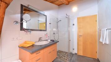 Deluxe Apartment, Non Smoking, Mountain View (Nr. 8) | Bilik Mandi | Pancuran mandi, pengering rambut, tuala disediakan, tisu tandas