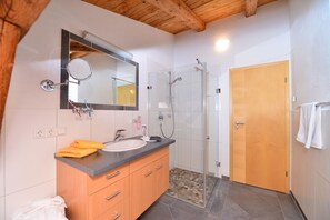 Deluxe appartement, niet-roken, uitzicht op bergen (Nr. 8) | Badkamer | Een douche, een haardroger, handdoeken, toiletpapier