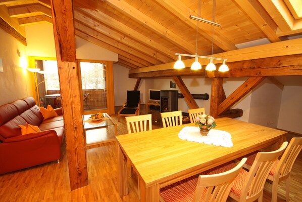 Deluxe-Apartment, Nichtraucher, Bergblick (Nr. 8) | Essbereich im Zimmer