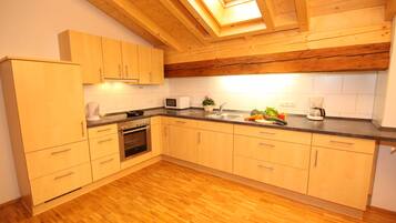 Apartemen Deluks, Bebas Asap Rokok, pemandangan gunung (Nr. 8) | Dapur pribadi | Lemari es besar, microwave, oven, dan kompor