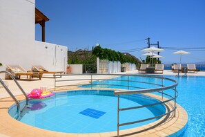 Piscina externa sazonal, guarda-sóis, espreguiçadeiras