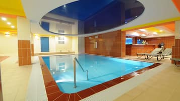 Piscina coperta, lettini
