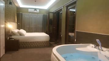 Deluxe tweepersoonskamer, bubbelbad | Een minibar, een bureau, geluiddichte muren, gratis wifi