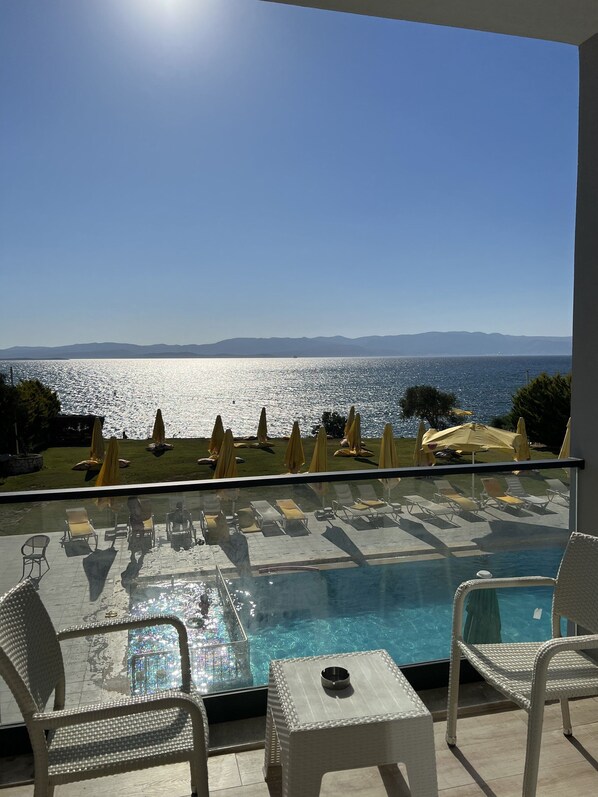 Deluxe Room | In-room safe, individually decorated, laptop workspace, blackout drapes - Life Point Boutique Hotel (Cesme)