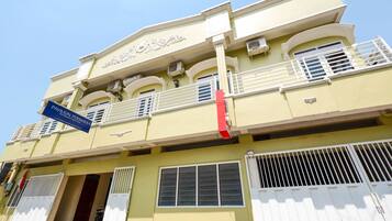 Vista frontal de la propiedad