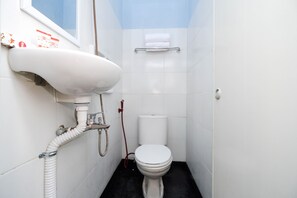 Familien-Suite | Badezimmer | Dusche, Handtücher