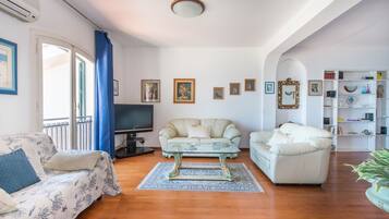 Apartamento, 1 quarto | Sala de estar | TV de tela plana