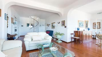 Apartamento, 1 quarto | Sala de estar | TV de tela plana