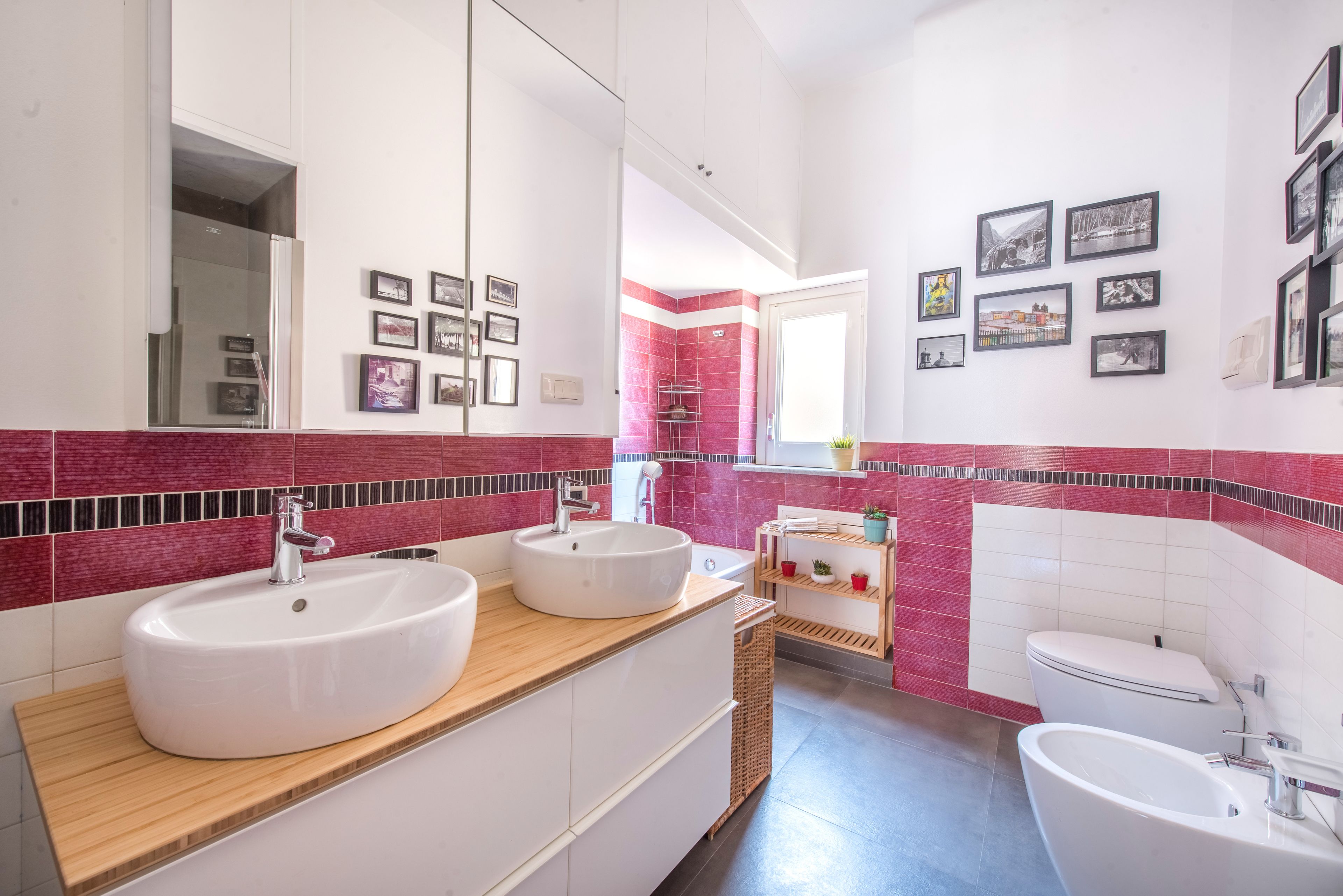 Une salle de bain moderne avec deux lavabos, des toilettes et un grand miroir.