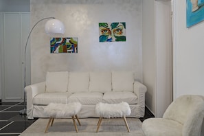 Appartement, 2 chambres | Aire de séjour | Téléviseur à écran plat