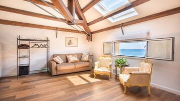 Camera quadrupla, 1 camera da letto (Oro) | Area soggiorno | TV a schermo piatto