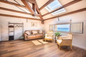Vierbettzimmer, 1 Schlafzimmer (Oro) | Wohnbereich | Flachbildfernseher