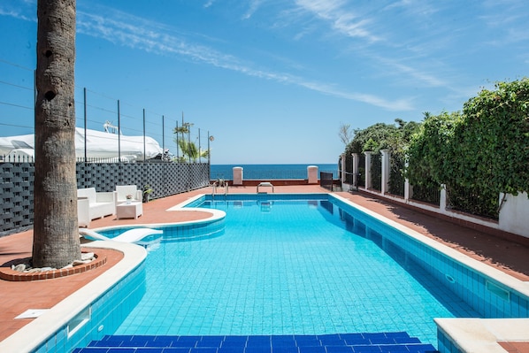Seasonal outdoor pool - B&B Villa Liberty sul mare (Palermo)