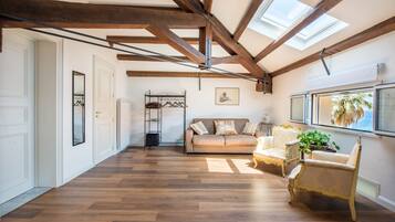 Vierbettzimmer, 1 Schlafzimmer (Oro) | Wohnbereich | Flachbildfernseher