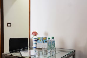 Apartment, 3 Schlafzimmer | Essbereich im Zimmer