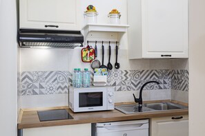 Apartment, 3 Bedrooms | Private kitchenette - Casa Rosa al Molo by Wonderful Italy (Genoa)