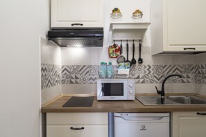 Apartment, 3 Schlafzimmer | Eigene Kochnische | Kühlschrank, Ofen, Herdplatte, Wasserkocher mit Kaffee-/Teezubehör