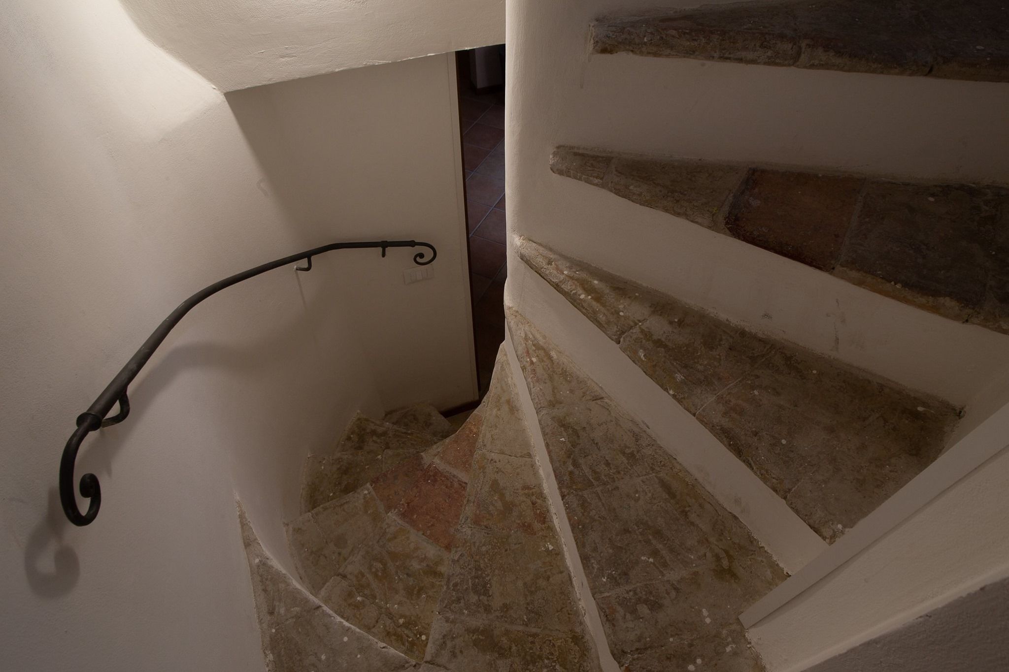 Eine Treppe mit Steinstufen und einem Metallgeländer.