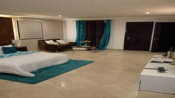 Premium bedding, desk, blackout drapes, free WiFi