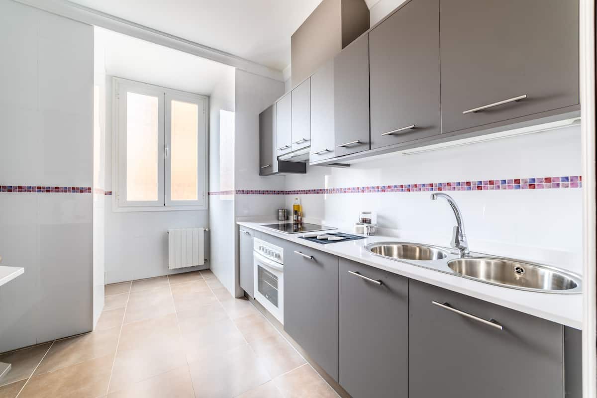 Standard Apartment, 1 Bedroom, Non Smoking | Private kitchen | Coffee/tea maker, full-size fridge, microwave, oven