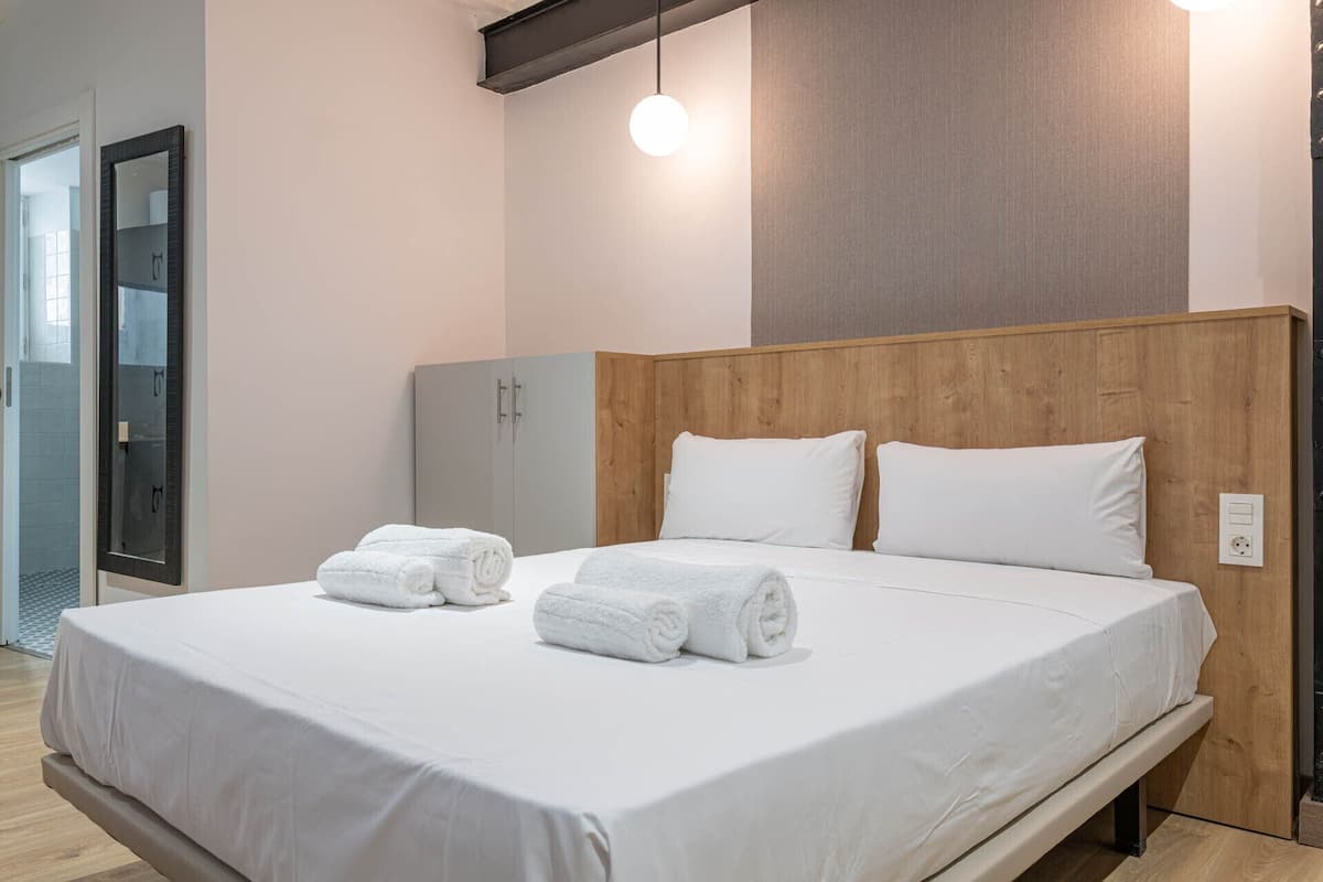 Comfort Studio | Blackout drapes, iron/ironing board, WiFi (free), bed sheets