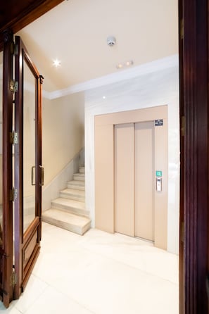 Interior entrance - Welcomer Apartments Granada Gran Vía (Granada)