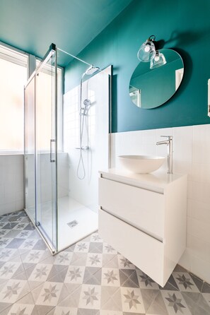 Family Apartment, 6 Bedrooms, Non Smoking, 2 Bathrooms | Bathroom | Shower, hair dryer, towels, soap
