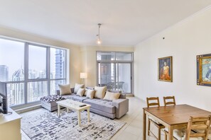 DHH - High Floor Spacious 2 Beds Torch Dubai Marina | Salle de séjour | Télévision à écran plat