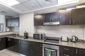 Private kitchen - Driven Holiday Homes - Torch Tower (Dubai)